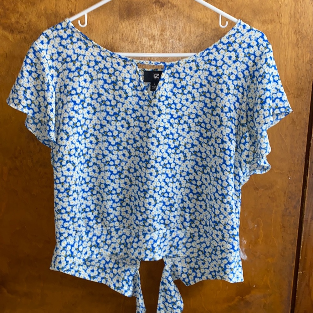 Spring top with white daises